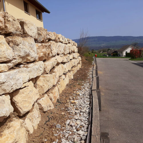 Pose d'un mur en pierre en haute-savoie (74)