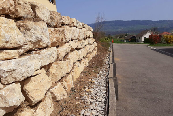 Pose d'un mur en pierre en haute-savoie (74)