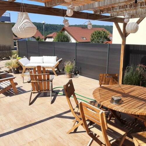 Chaises et tables en bois sur une terrasse en Haute-Savoie