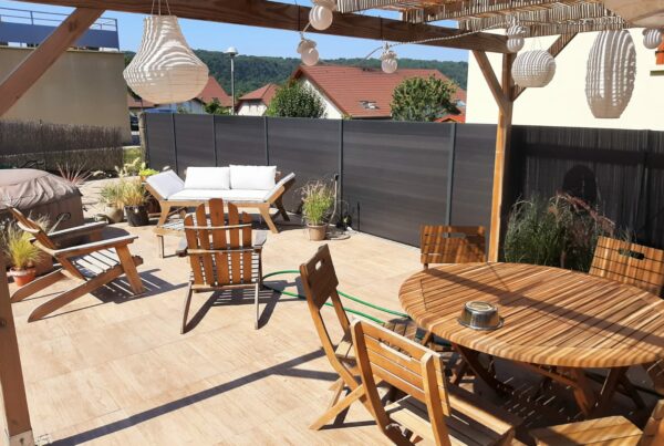 Chaises et tables en bois sur une terrasse en Haute-Savoie